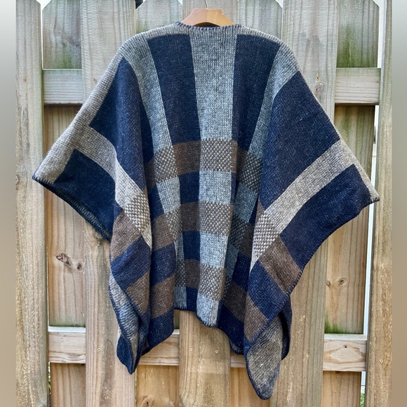 Varma Iceland Wool Plaid Poncho/Shawl - Picture 3 of 7